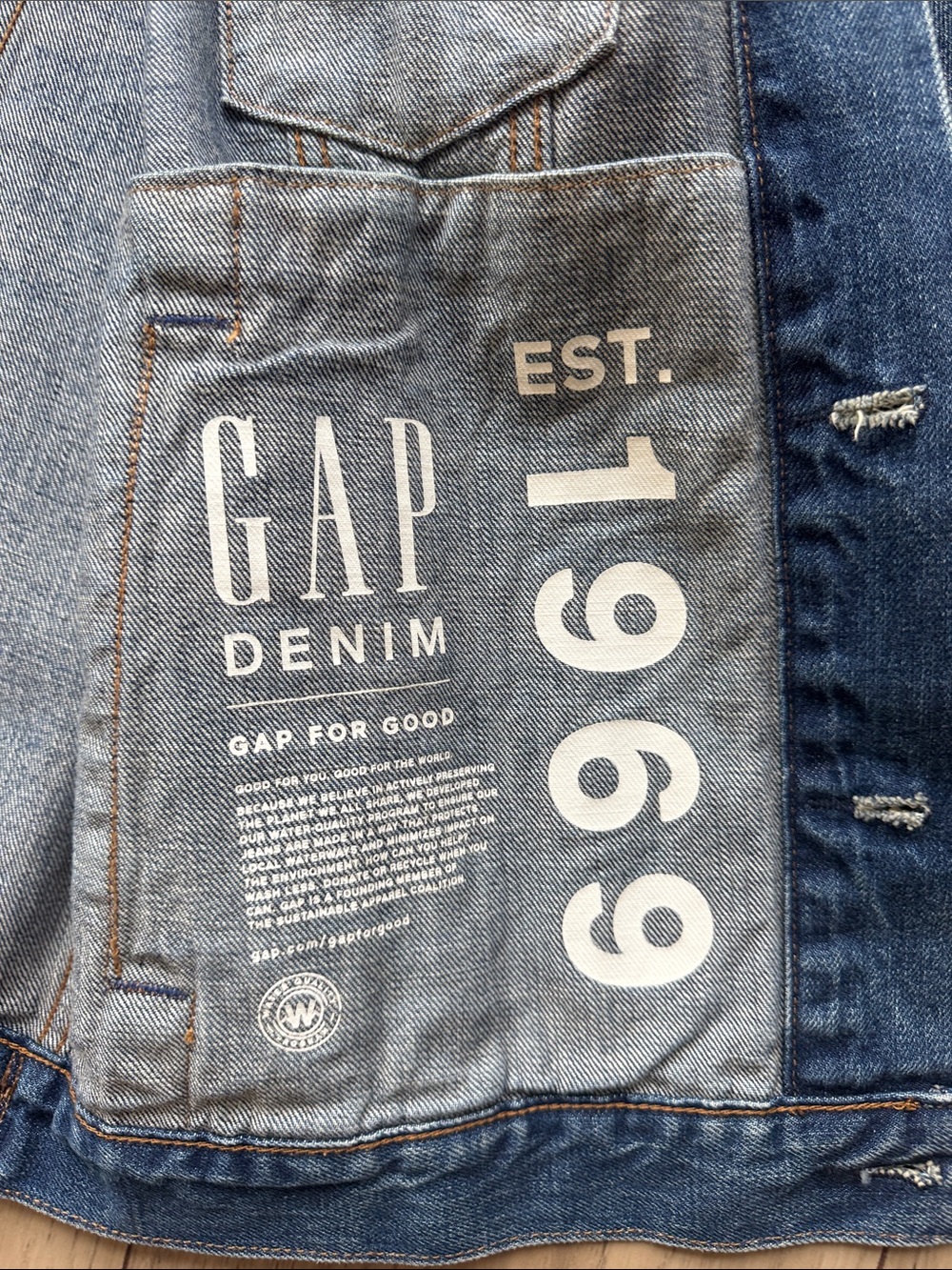 Gap Denim Jacket Men’s Medium Blue Trucker Jean Jacket Button Front Long Sleeve - Picture 9 of 10